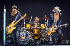 ZZ_Top_on_the_Pyramid_Stage_at_Glastonbury_2016_IMG_8527_(27374417884).jpg